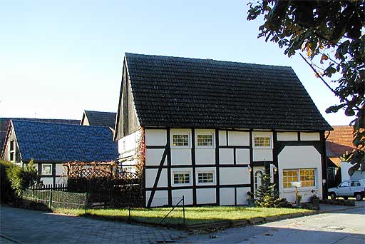 Fachwerkhaus am Mhlenweg in Deiringsen am 10.11.2001