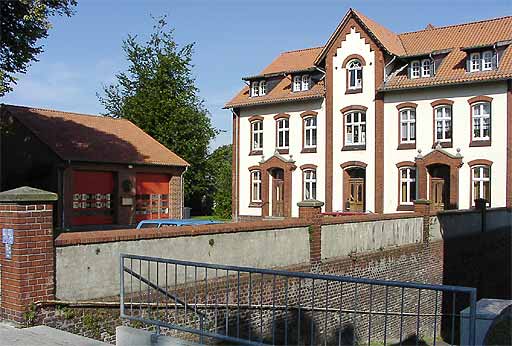 Alte Schule und Feuerwehrhaus in Ostnnen am 19.09.2001