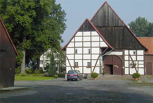Hof mit Fachwerkgebäude in Kutmecke am 26.08.2001