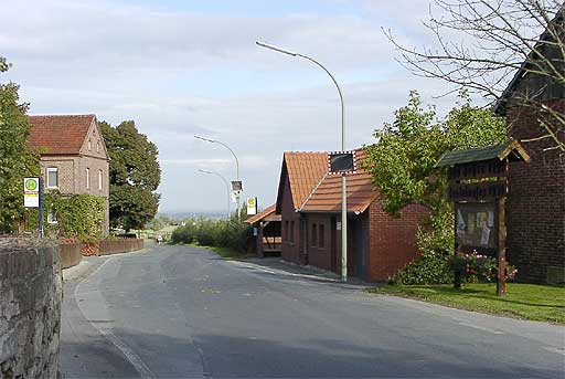 Brunnenstraße mit Feuerwehrhaus in Lendringsen am 20.09.2001