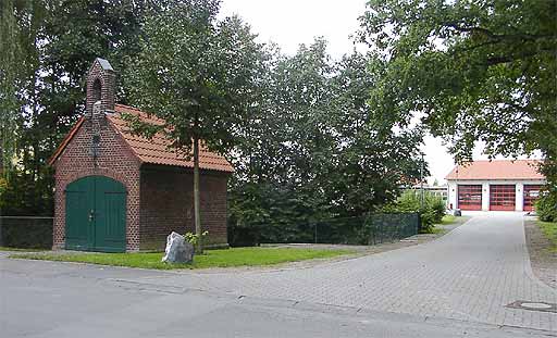 Altes und neues Feuerwehrhaus in Meckingsen am 19.09.2001
