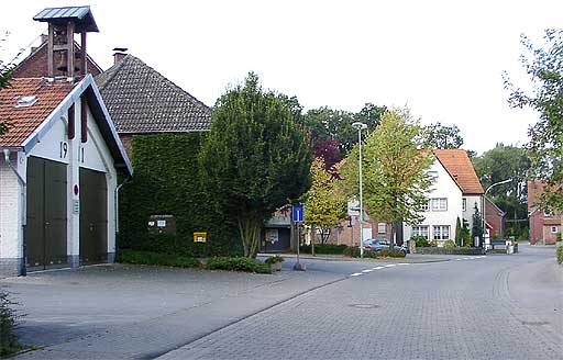 Dorfstraße mit Feuerwehrhaus in Müllingsen am 20.09.2001