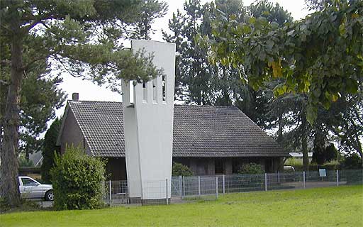 Friedhofskapelle mit Glockenturm in Rottlinde am 24.09.2001